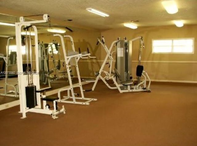 18304 NW 68th Avenue N, Hialeah, FL 33015