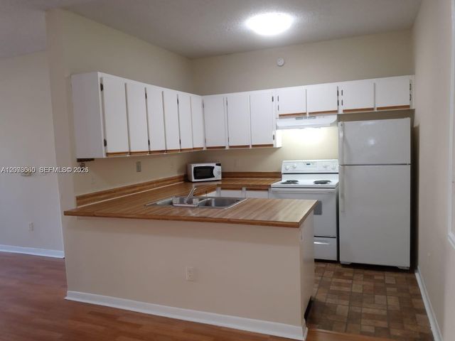 18304 NW 68th Avenue N, Hialeah, FL 33015