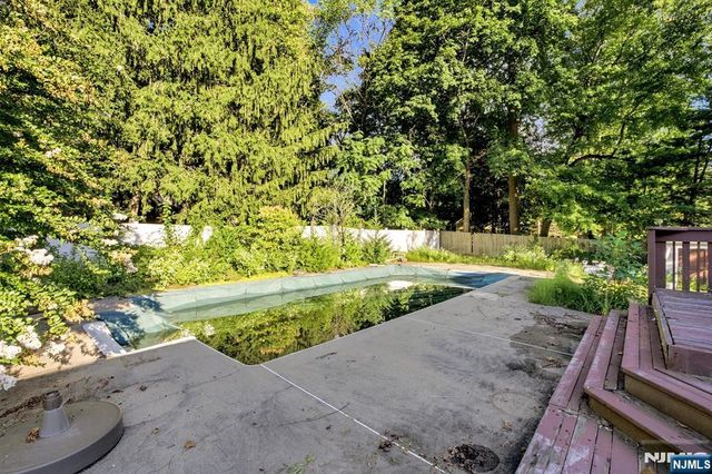 10 Rosemere Avenue, West Caldwell, NJ 07006