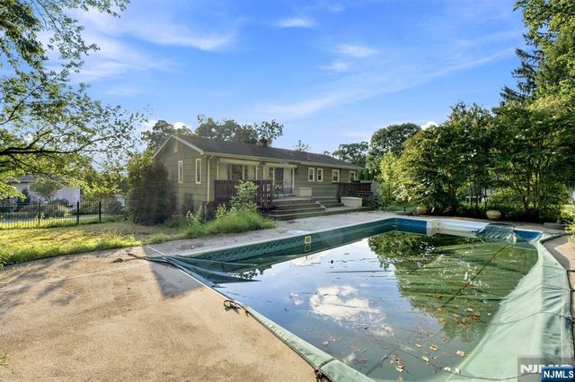 10 Rosemere Avenue, West Caldwell, NJ 07006