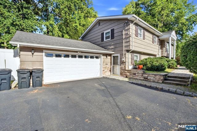 10 Rosemere Avenue, West Caldwell, NJ 07006
