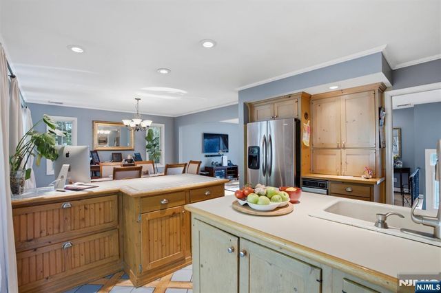10 Rosemere Avenue, West Caldwell, NJ 07006