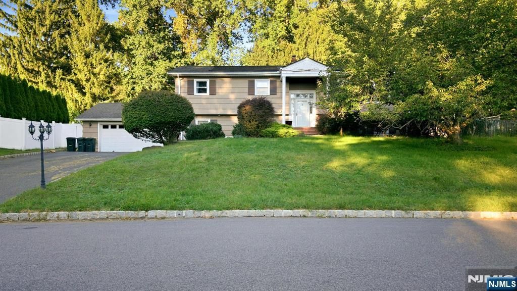 10 Rosemere Avenue, West Caldwell, NJ 07006