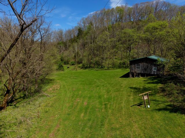 321 Peytons Creek Rd, Pleasant Shade, TN 37145