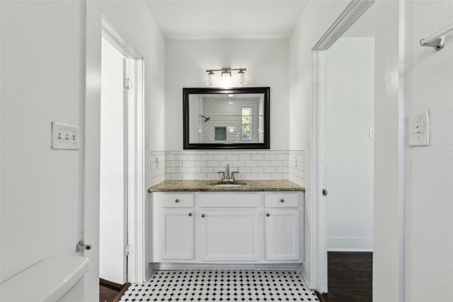820 W 10th Street, Dallas, TX 75208
