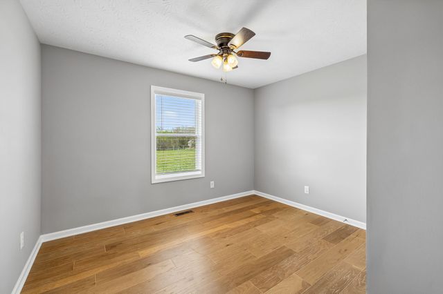 293 Hawkins Rd, Westmoreland, TN 37186