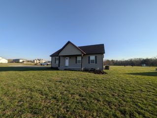 293 Hawkins Rd, Westmoreland, TN 37186