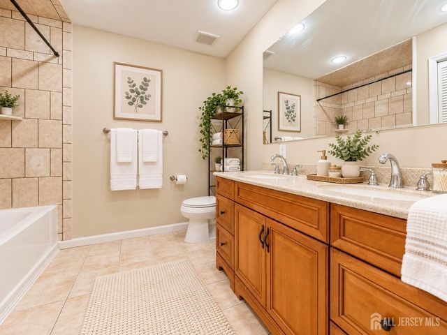 7 Sloop Square, Howell, NJ 07228