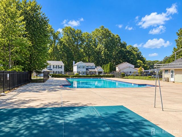 7 Sloop Square, Howell, NJ 07228