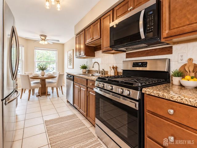7 Sloop Square, Howell, NJ 07228