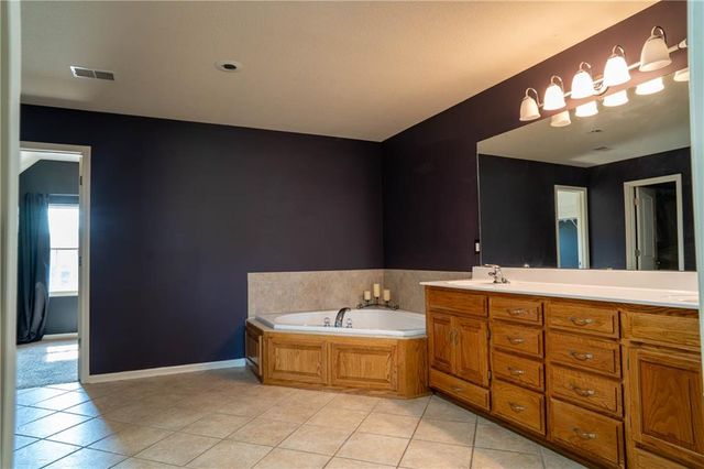 10760 N Laurel Avenue, Kansas City, MO 64157
