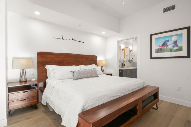 70 Rainey ST 1908, Austin, TX 78701