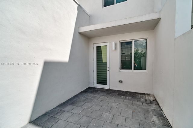 10447 NW 66th St, Doral, FL 33178