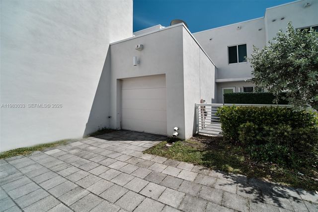 10447 NW 66th St, Doral, FL 33178