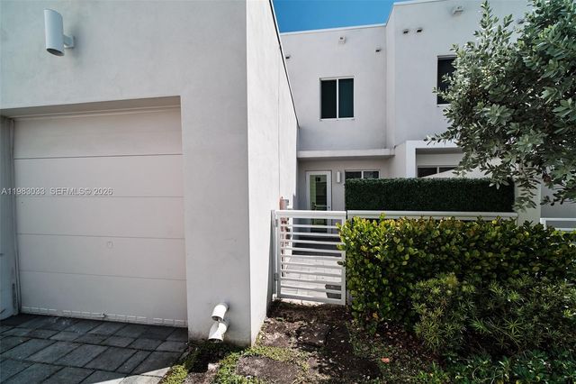 10447 NW 66th St, Doral, FL 33178