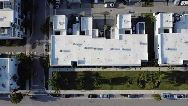 10447 NW 66th St, Doral, FL 33178