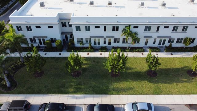 10447 NW 66th St, Doral, FL 33178