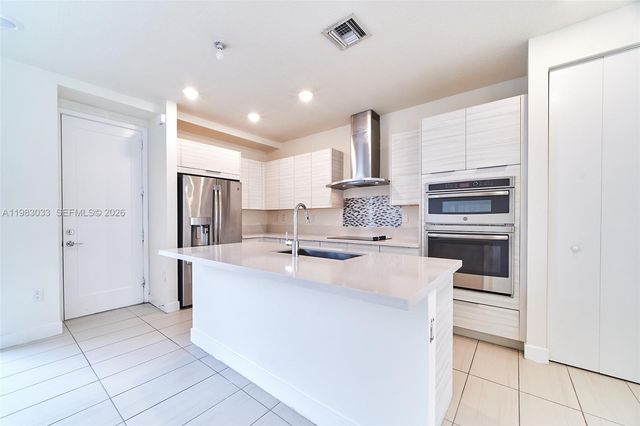 10447 NW 66th St, Doral, FL 33178