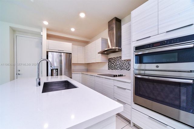 10447 NW 66th St, Doral, FL 33178