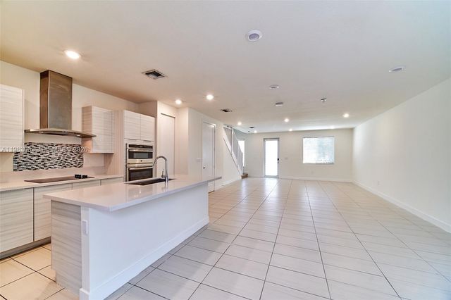 10447 NW 66th St, Doral, FL 33178