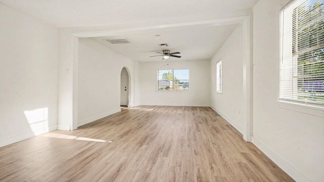 654 Ridge Drive, Crosby, TX 77532