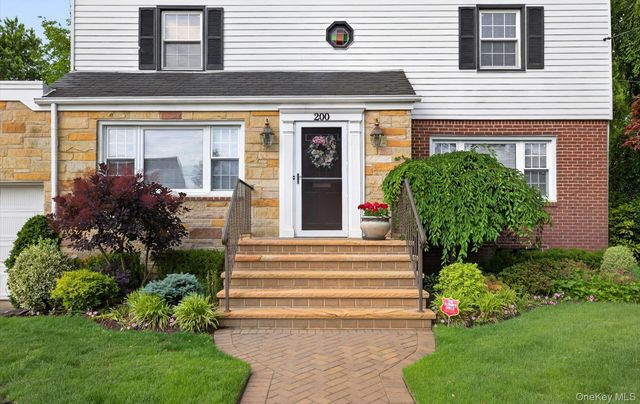 200 Canterbury Gate, Lynbrook, NY 11563