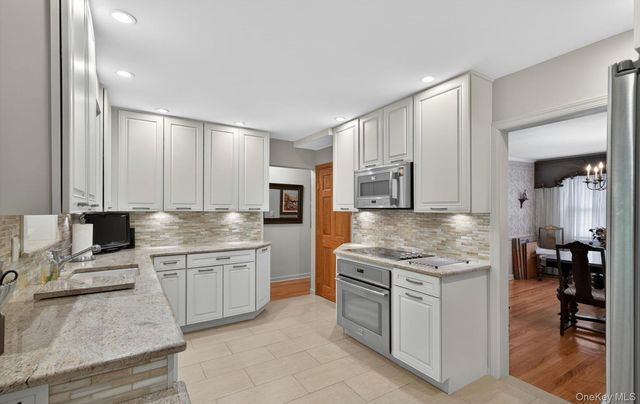 200 Canterbury Gate, Lynbrook, NY 11563