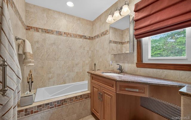 200 Canterbury Gate, Lynbrook, NY 11563