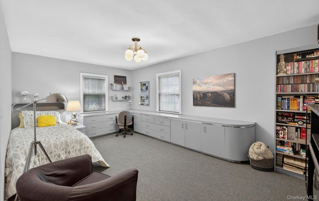 200 Canterbury Gate, Lynbrook, NY 11563