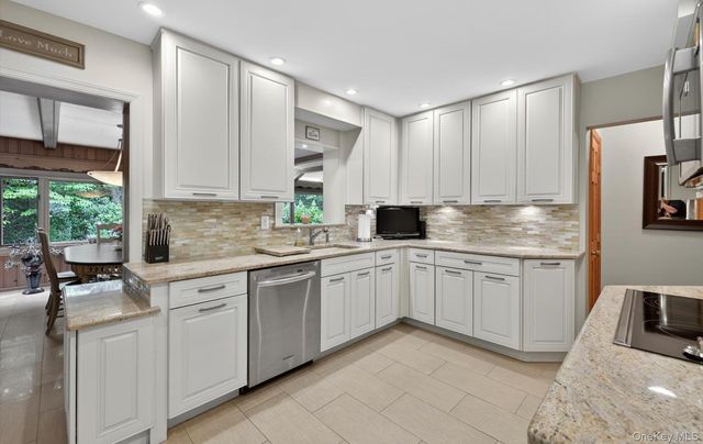 200 Canterbury Gate, Lynbrook, NY 11563