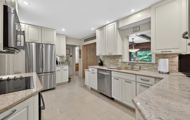 200 Canterbury Gate, Lynbrook, NY 11563