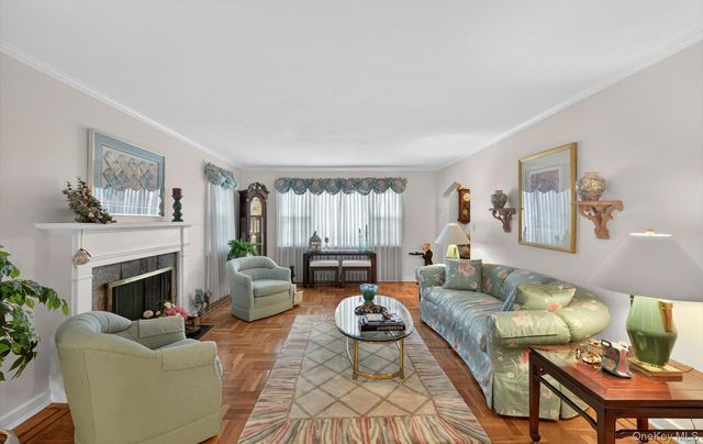 200 Canterbury Gate, Lynbrook, NY 11563