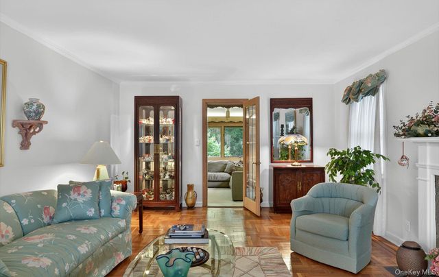 200 Canterbury Gate, Lynbrook, NY 11563