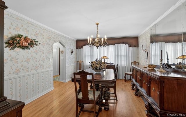 200 Canterbury Gate, Lynbrook, NY 11563