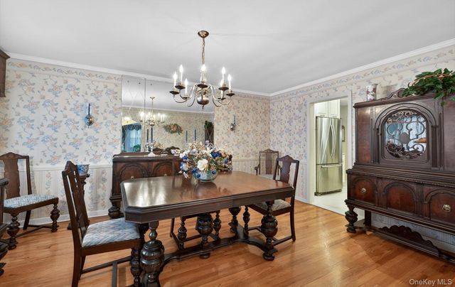200 Canterbury Gate, Lynbrook, NY 11563