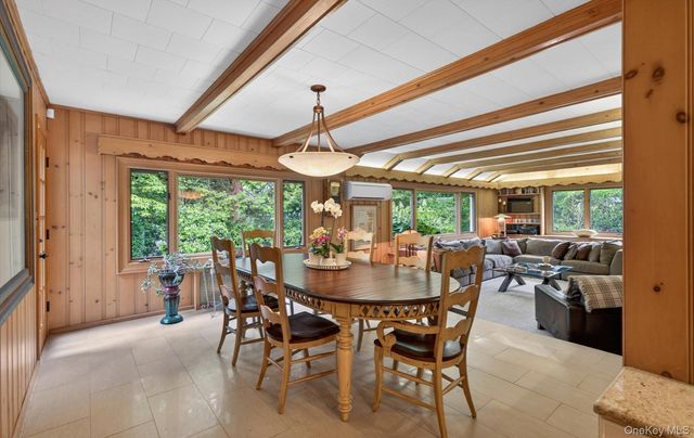 200 Canterbury Gate, Lynbrook, NY 11563