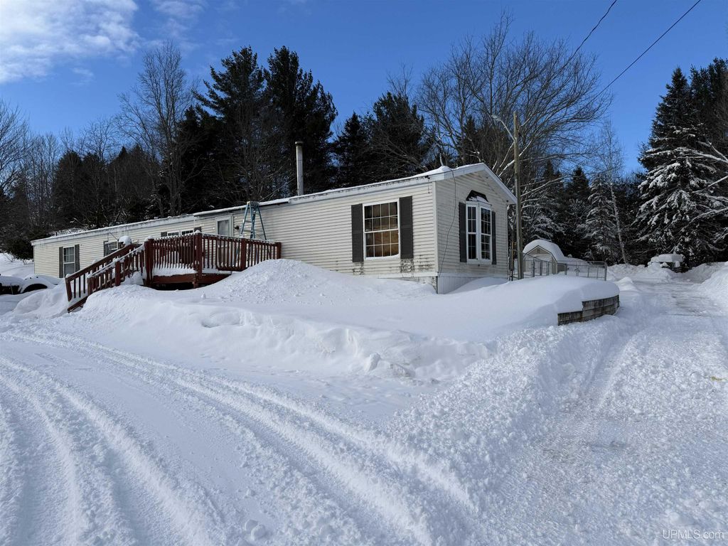 120 Town Line Road, Skandia, MI 49885