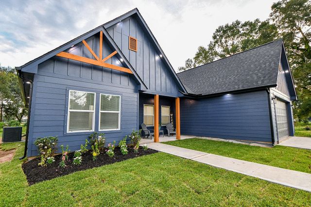 610 Austin Street, West Columbia, TX 77486