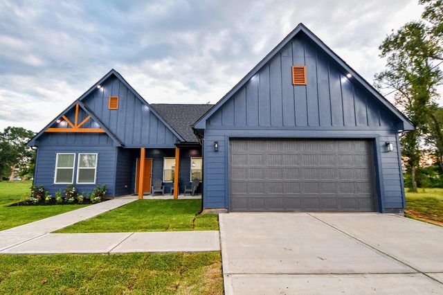 610 Austin Street, West Columbia, TX 77486