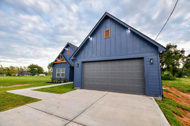 610 Austin Street, West Columbia, TX 77486