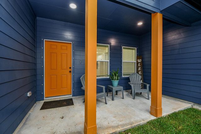 610 Austin Street, West Columbia, TX 77486