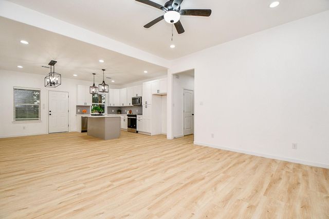 610 Austin Street, West Columbia, TX 77486