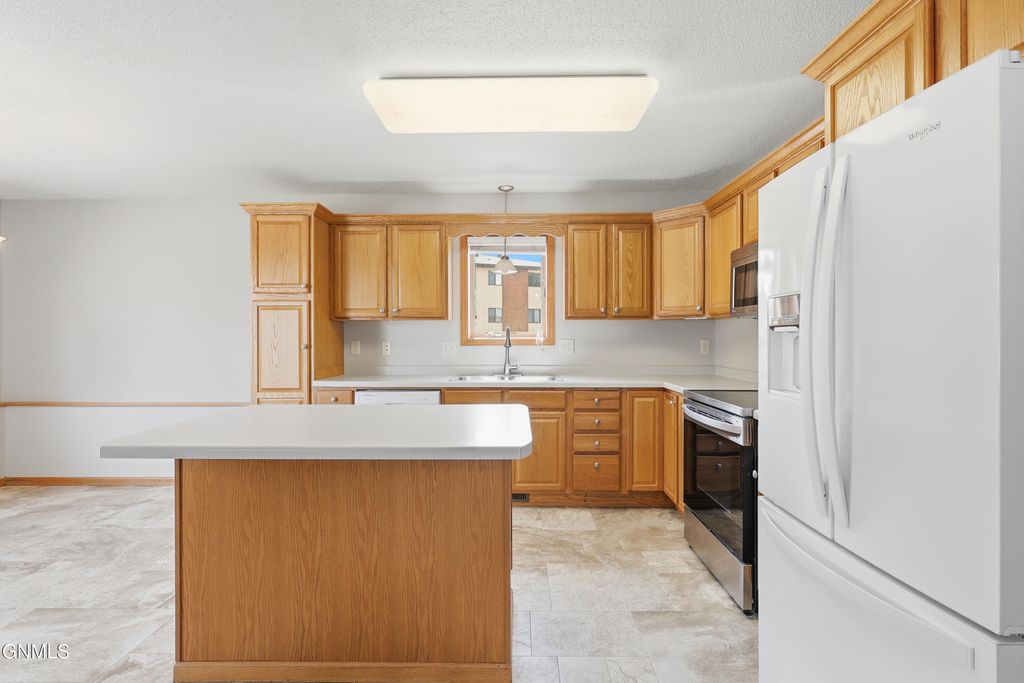 3554 19th Street, Bismarck, ND 58503 photo 3