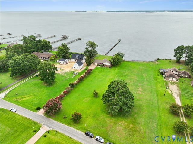 8950 Cook Dr, Hayes, VA 23072