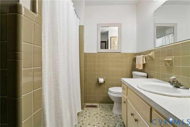 8950 Cook Dr, Hayes, VA 23072