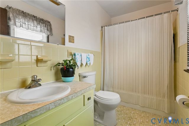 8950 Cook Dr, Hayes, VA 23072