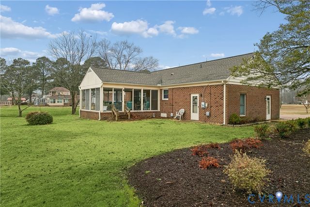 8950 Cook Dr, Hayes, VA 23072