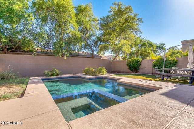 2037 W PERIWINKLE Way, Chandler, AZ 85248