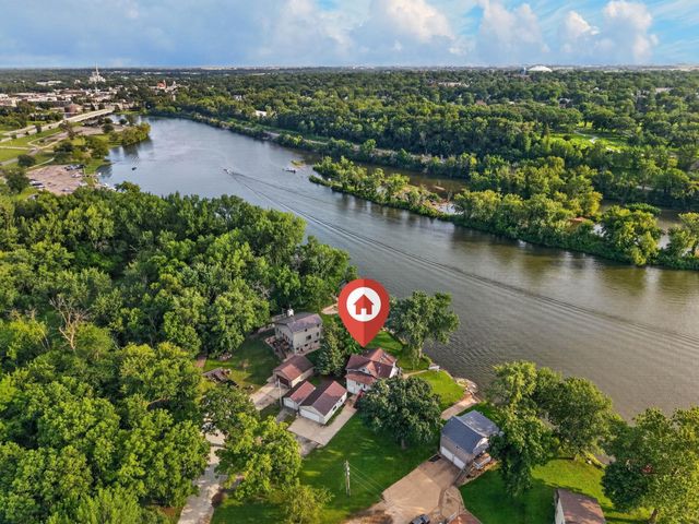 904 Cottage Row Lane, Cedar Falls, IA 50613