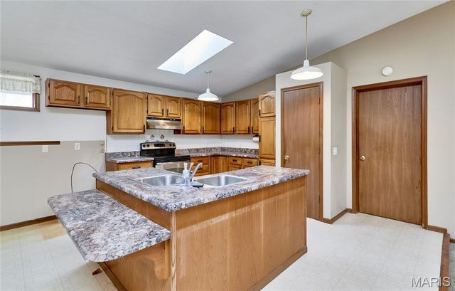 197 White Oak Trail, Winfield, MO 63389